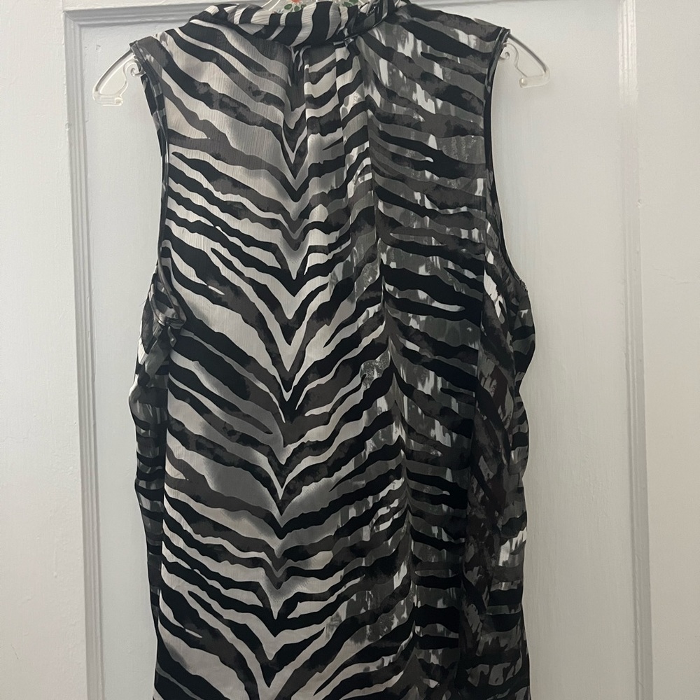 XL Cute Sleeveless Top With Layering and a Twist Neckline. - Picture 7 of 7
